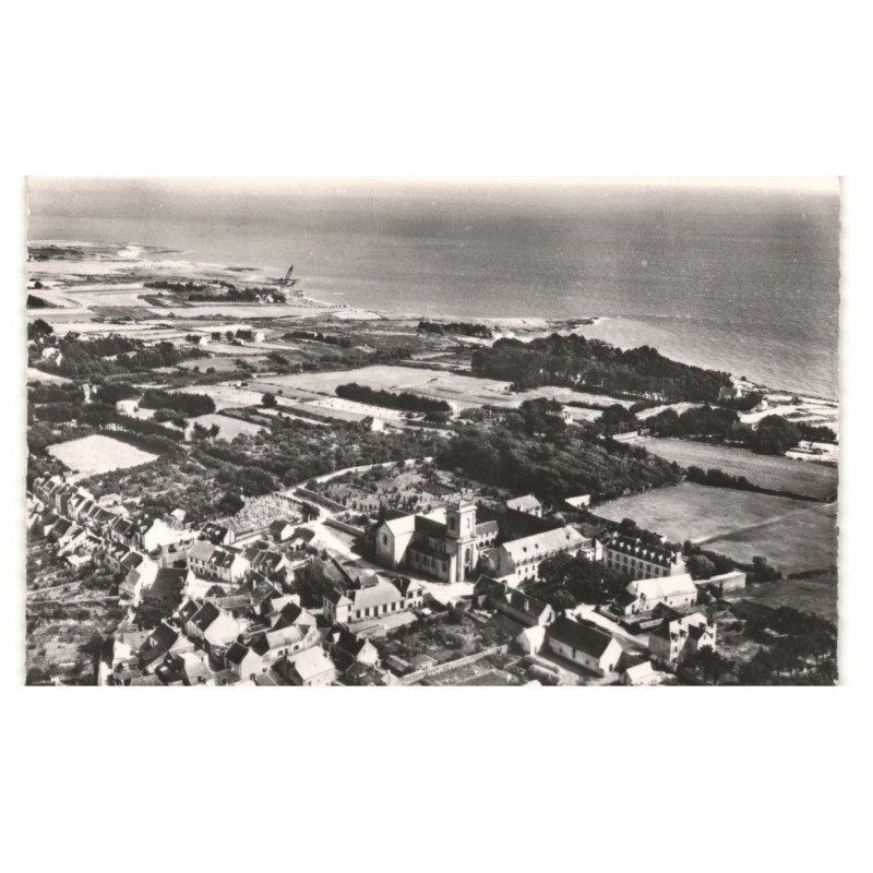 SAINT-GILDAS-de-RHUYS: le centre et la côte de l'océan vue aérienne 10X15 - très bon état
