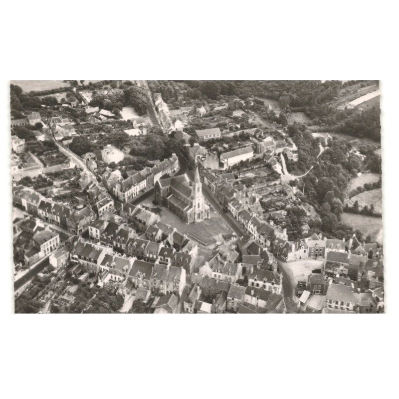 LA ROCHE-BERNARD: l'église et la place vue aérienne 10X15 - très bon état