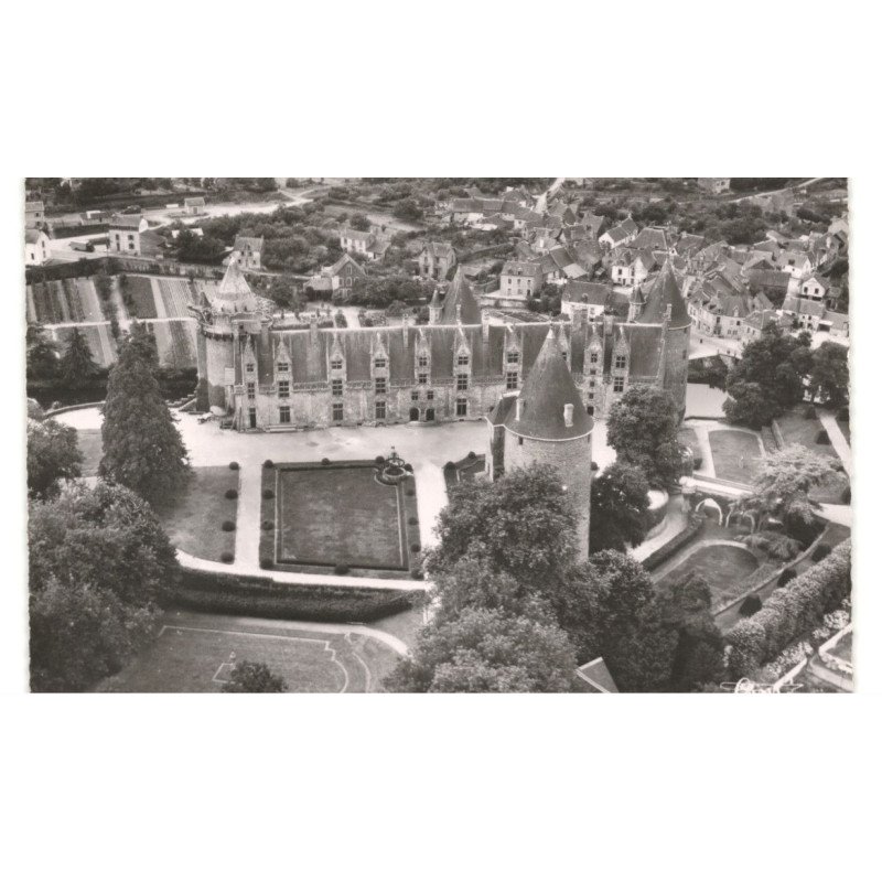 JOSSELIN: l'intérieur de la cour du château vue aérienne 10X15 - très bon état