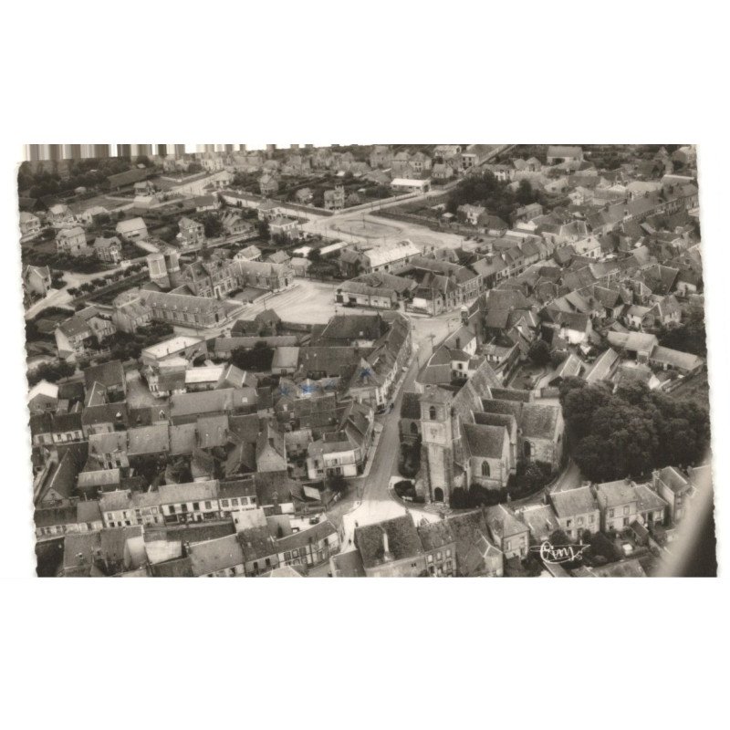 BROU: l'église et la place de l'hôtel-de-ville vue aérienne 10x15 - très bon état