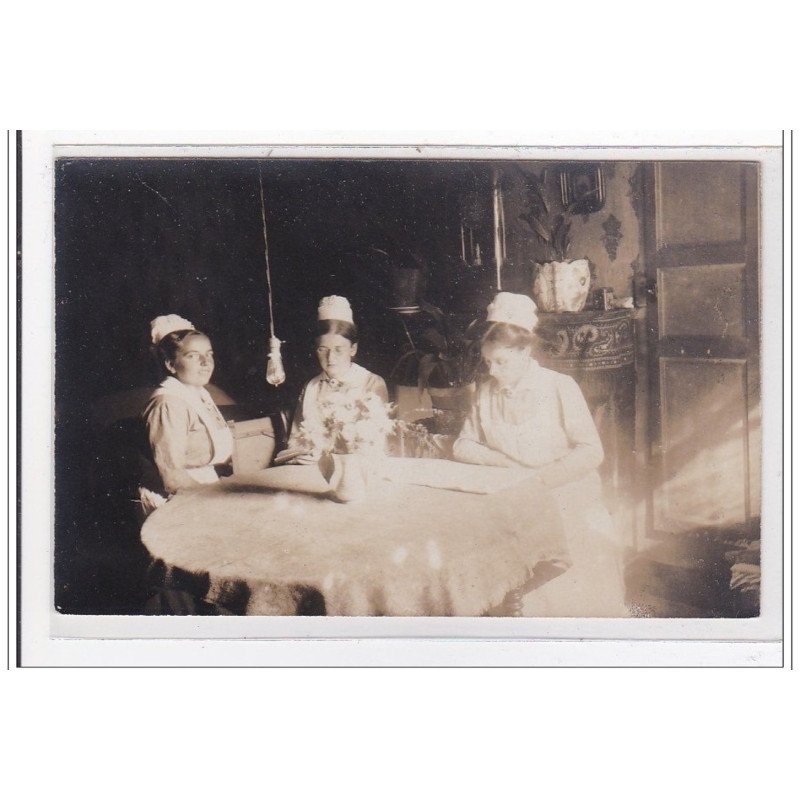 LIESSE : trois femmes - tres bon etat