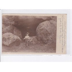 FONTAINEBLEAU: enfant devant la grotte de la biche blanche - très bon état