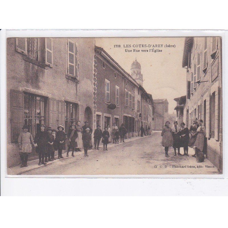 LES COTES-D'AREY: une rue vers l'église - très bon état