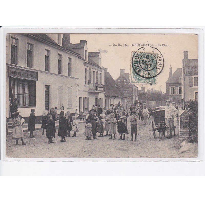 NEUFCHATEL: la place, voiture à chien - état (décollée)