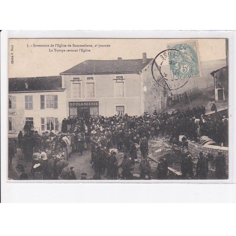 SOMMEDIEUE: inventaire de l'église, 2e journée la troupe cernant l'église - très bon état
