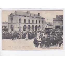 LOUE: place germain-pilou, l'hôtel de ville et la musique du 124e de passage - très bon état