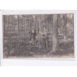 GIRONDE: dans les landes, chasse à la palombe, chasseur plaçant les appeaux - état (1er tirage)