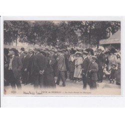 NEUILLY-sur-SEINE: fête, la foule devant les baraques, manège ELD - très bon état