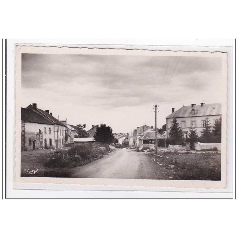 CHAPDES-BEAUFORT : place de l'ecole - tres bon etat