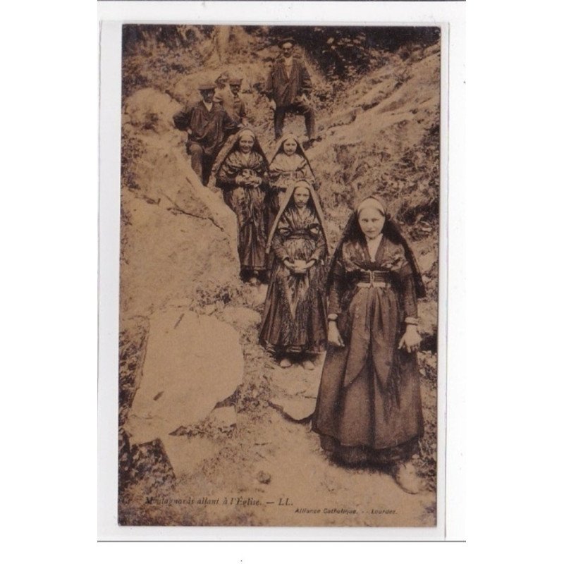 PYRENEES : montagnards allant a l'eglise - tres bon etat