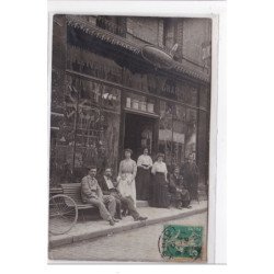 GIEN : carte photo d'une quincaillerie - état (un coin plié)