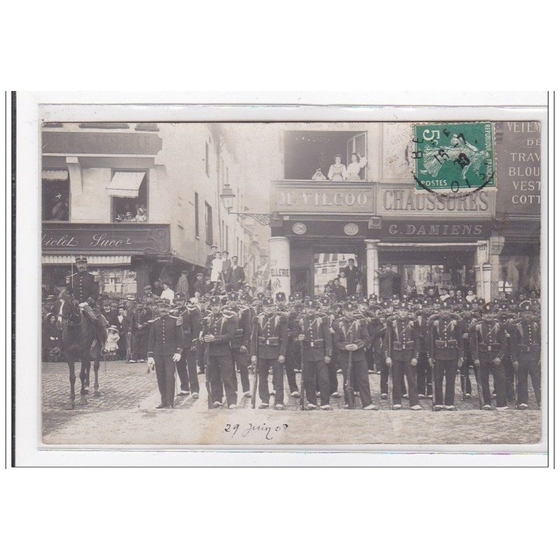 BEAUVAIS : carte photo de magasins sur la place (militaires) - très bon état