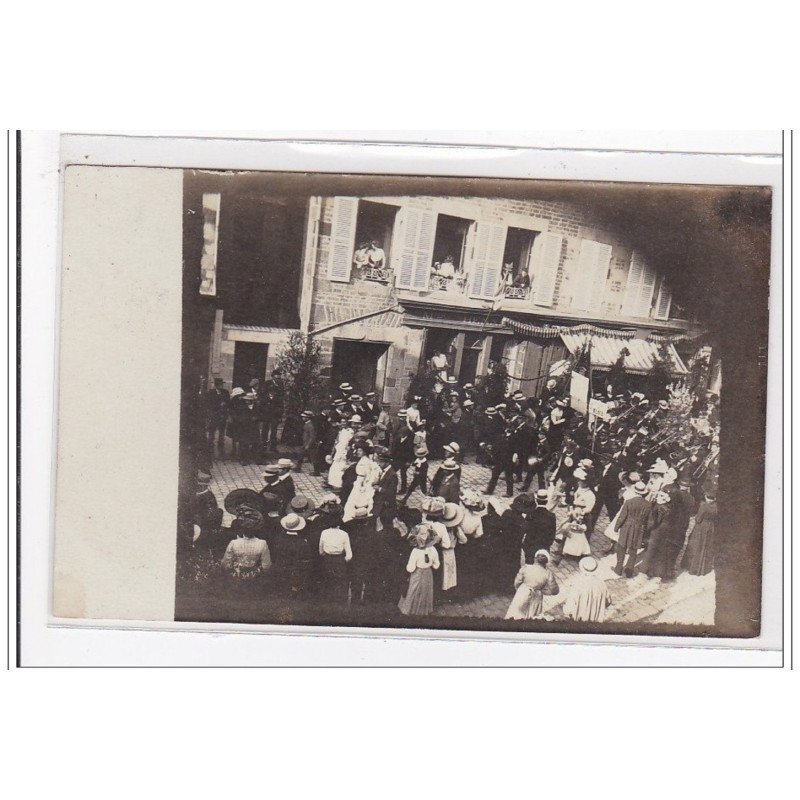 TINCHEBRAY : carte photo prise pendant une fête - très bon état