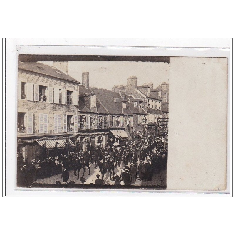 TINCHEBRAY : carte photo prise pendant une fête - très bon état