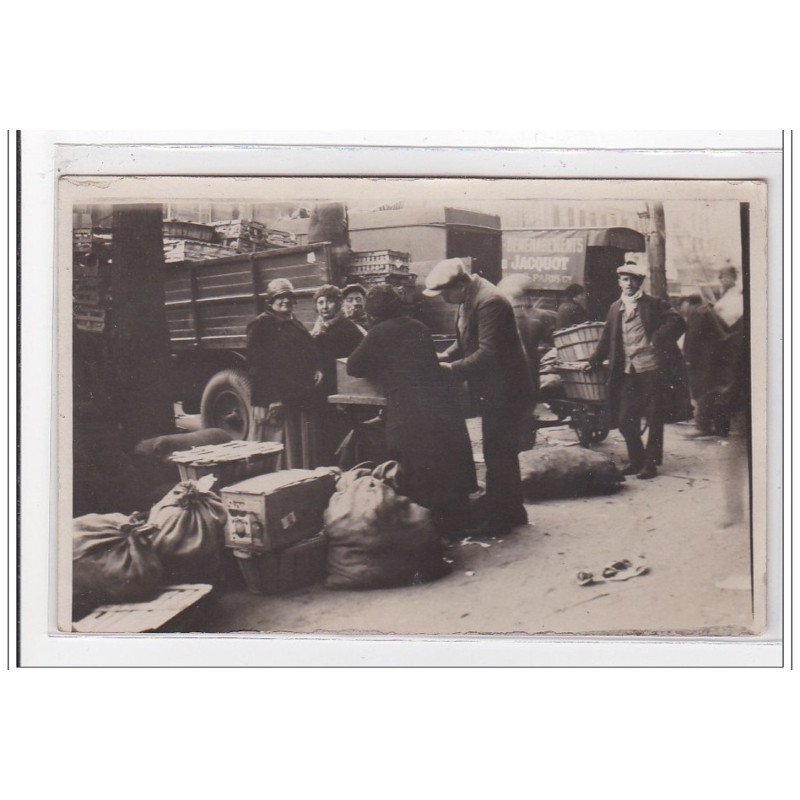 PARIS : carte photo d' un marché (Halles de Paris ?) - très bon état