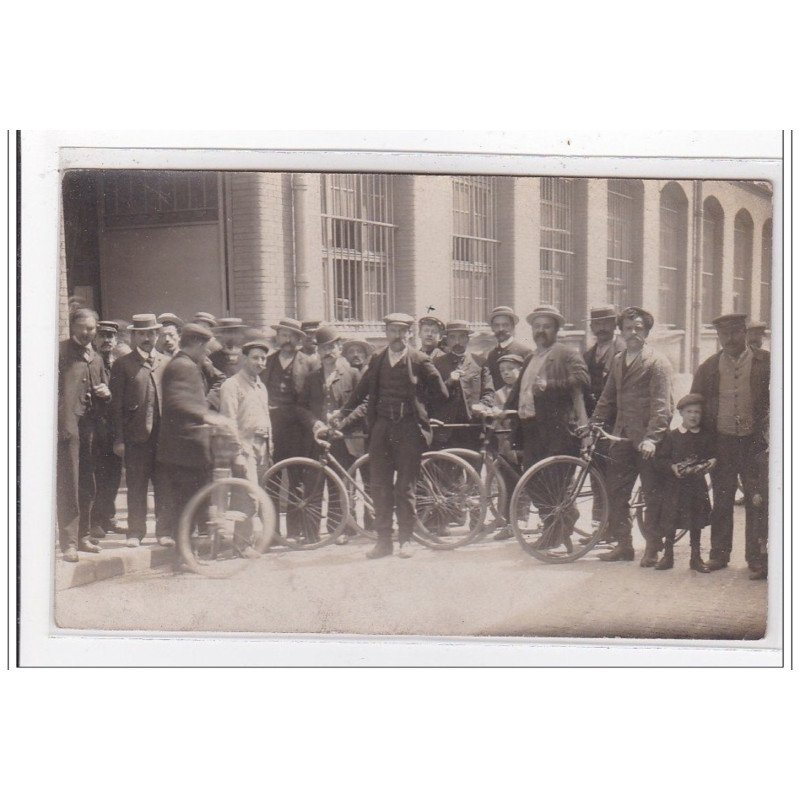 PARIS : carte photo d'une sortie d'usine - très bon état PARIS : carte photo d'une sortie d'usine - très bon état
