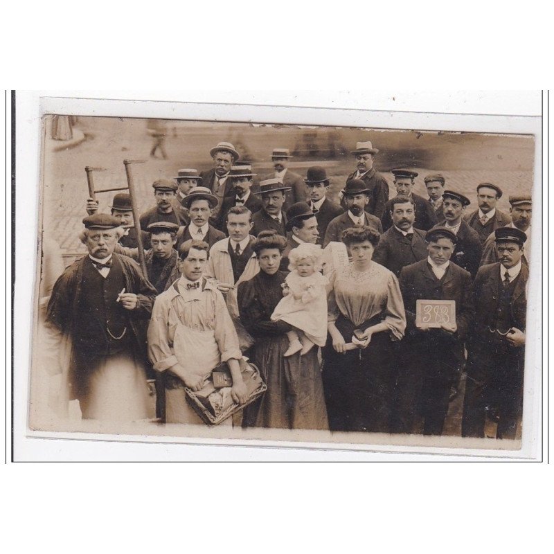 PARIS : carte photo de marchands au Halles de Paris - très bon état