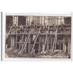 BRUYERES LE CHATEL : carte photo d'ouvriers travaillant à la construction d'un portique au château - état