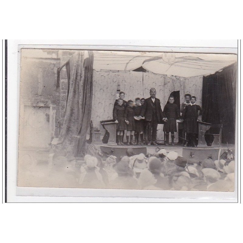 YQUELON : personnages sur une scene - tres bon etat