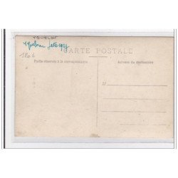 YQUELON : personnages sur une scene - tres bon etat