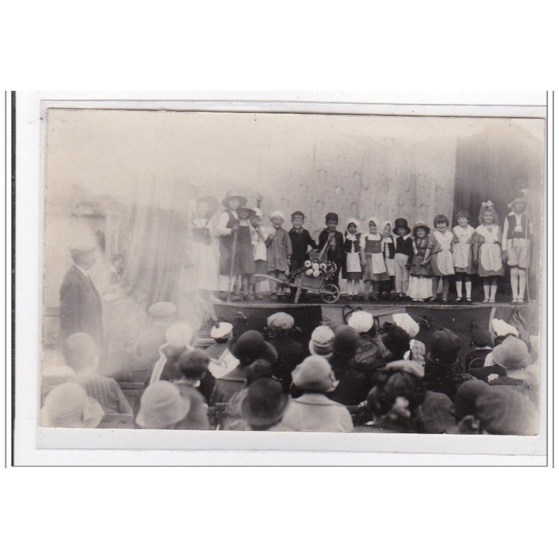 YQUELON : personnages sur une scene - tres bon etat