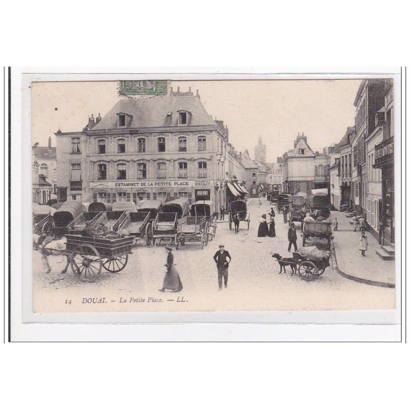DOUAI : la petite place (voiture chien) - tres bon etat