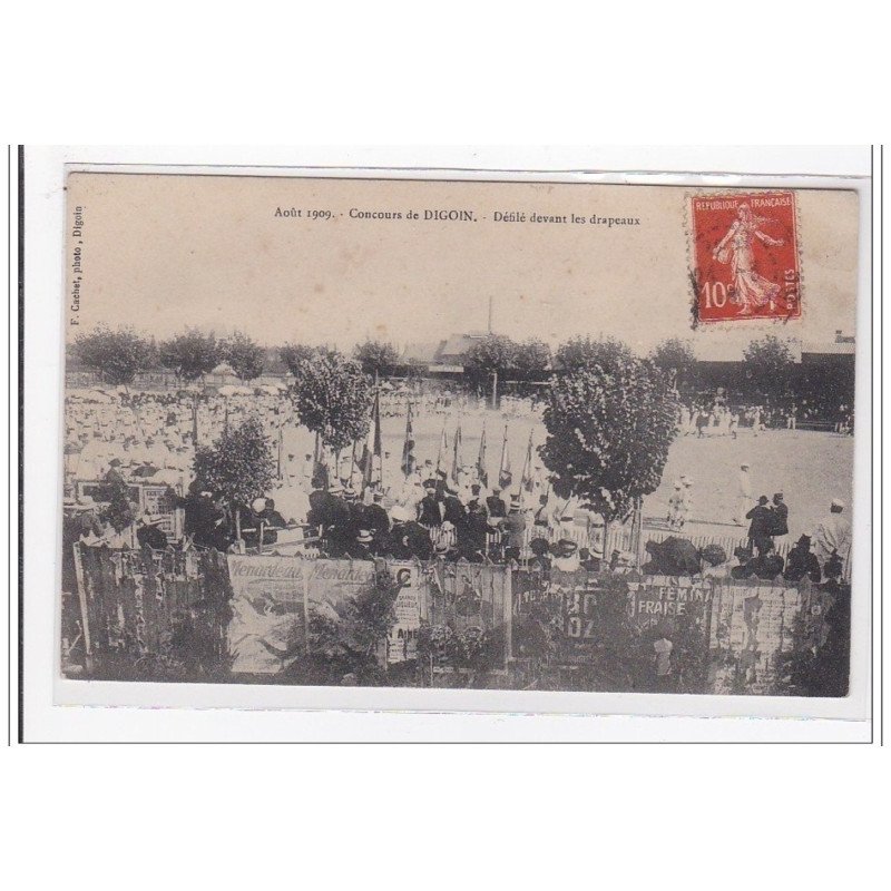 DIGOIN : concours de digoin, défilé devant les drapeaux - tres bon etat