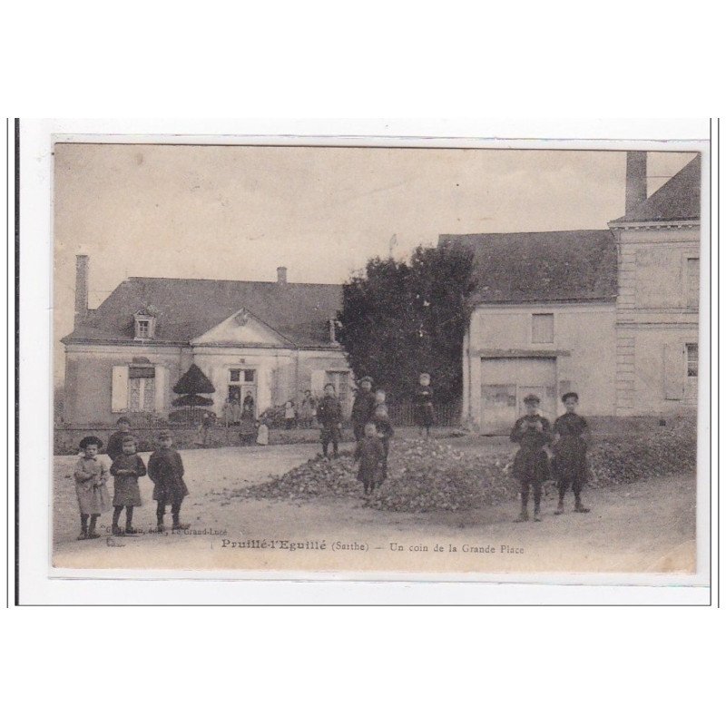 PRUILLE-L'EGUILLE : un coin de la grande place - tres bon etat
