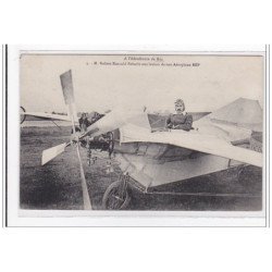 BUC : a l'aerodrome, m. robert esnauld pelterie aux leviers de son aeroplane REP - tres bon etat