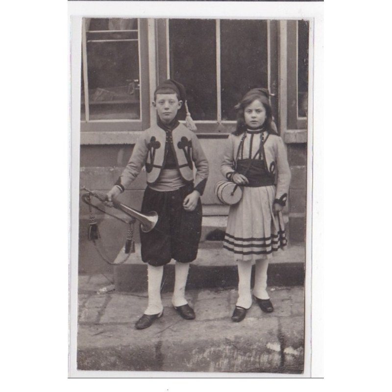CRESPIERE : enfants costumés - tres bon etat