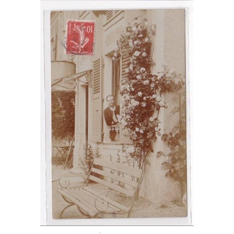 MONTFERMEIL : homme acote a sa fenetre - tres bon etat