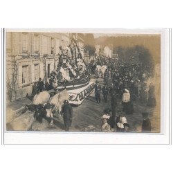 PIERREFONDS : CARTE PHOTO - CAVALCADE - très bon état