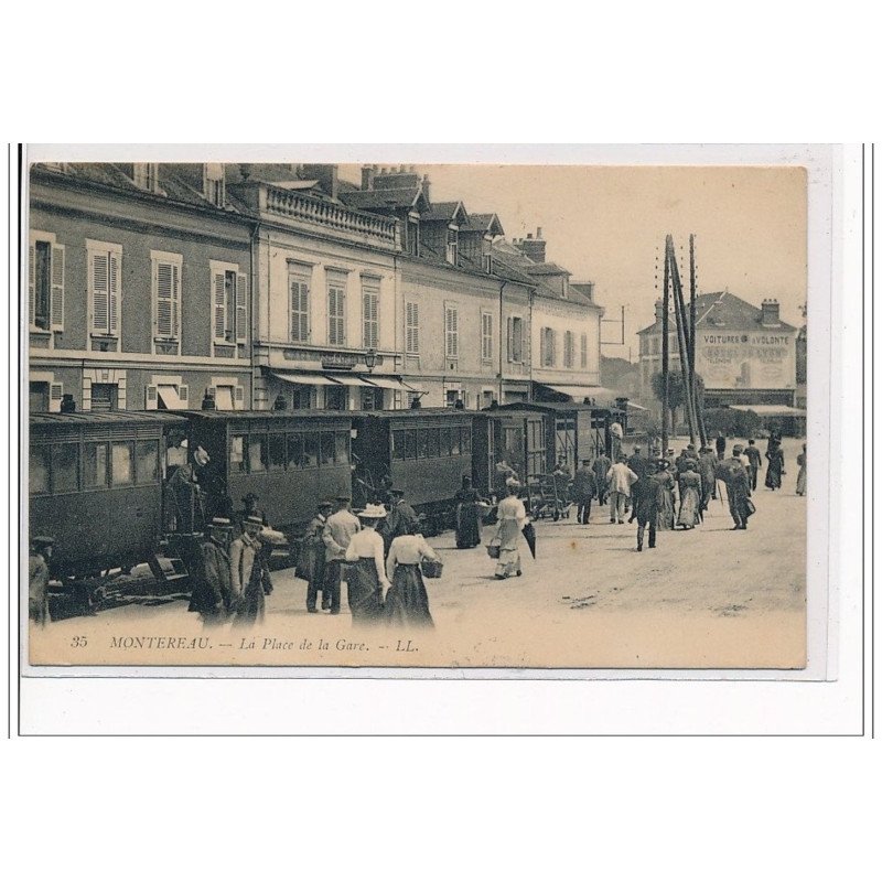 MONTEREAU  : La Place de la Gare - TRAMWAY - très bon état