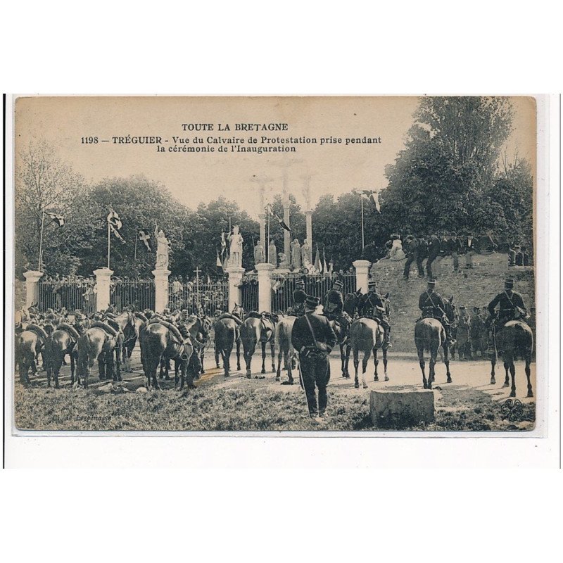 TREGUIER - Vue du Calvaire de Protestation prise pendant la cérémonie de l'Inauguration - très bon état TREGUIER - Vue du Calvaire de Protestation prise pendant la cérémonie de l'Inauguration - très bon état