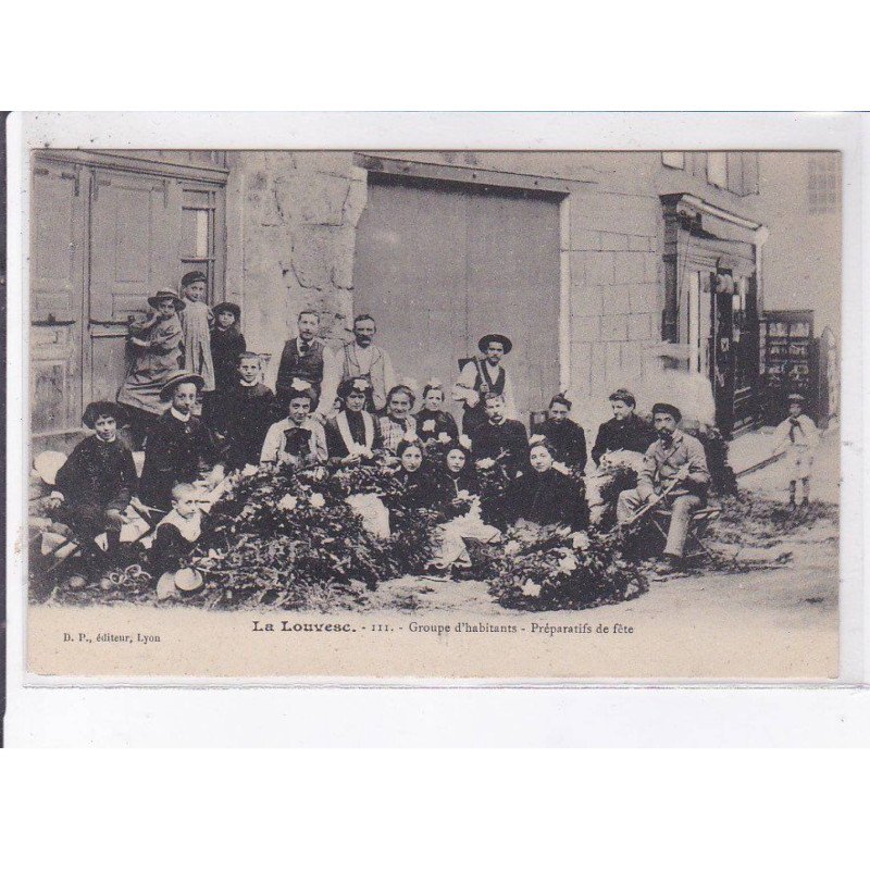 LA LOUVESC: groupe d'habitants, préparatifs de fête - très bon état