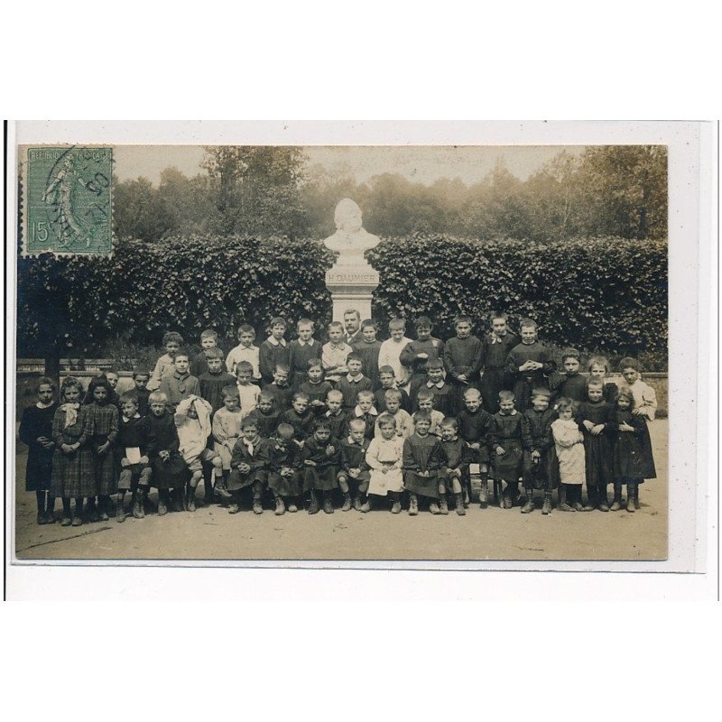 VALMONDOIS - CARTE PHOTO - Photo d'école - Statue de DAUMIER - très bon état
