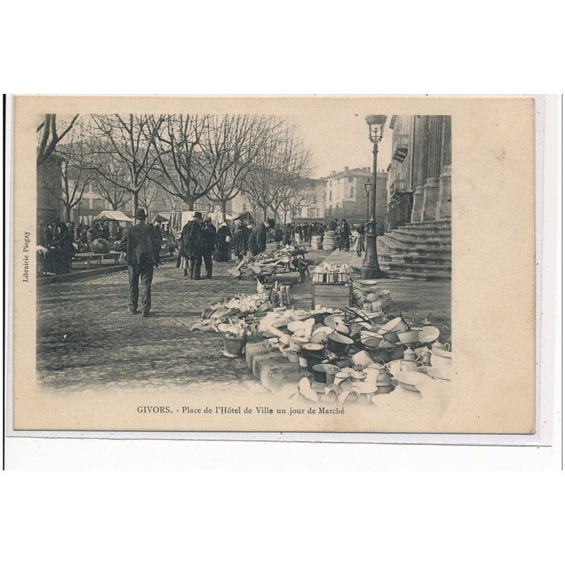 GIVORS - Place de l'Hôtel de Ville un jour de marché - très bon état