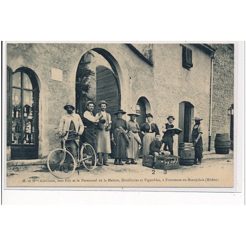 FRONTENAS EN BEAUJOLAIS - M et Mme Guillard, leur fils et le personnel - Distillerie et vignobles - très bon état FRONTENAS EN BEAUJOLAIS - M et Mme Guillard, leur fils et le personnel - Distillerie et vignobles - très bon état