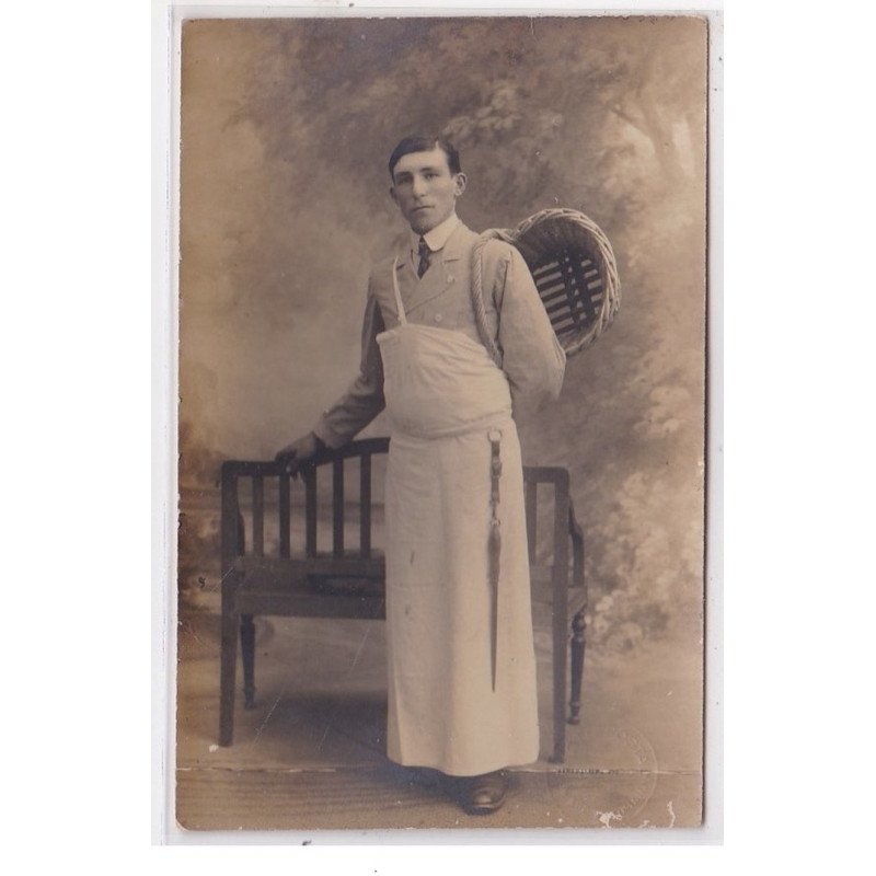 NANTES : carte photo d'un boucher (cachet a sec photo Postal)  - très bon état
