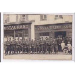 ROYALLIEU près Compiegne : carte photo de militaires devant le restaurant Bouzes - bon état &sect;traces au dos)