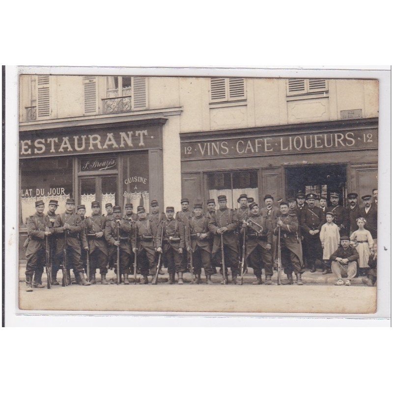 ROYALLIEU près Compiegne : carte photo de militaires devant le restaurant Bouzes - bon état &sect;traces au dos)