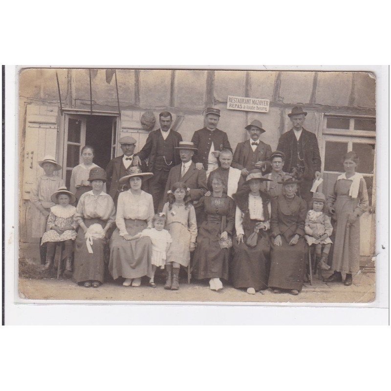 MERVANS : carte photo d'un groupe devant le restaurant MAZOYER - état (plis visibles au dos) MERVANS : carte photo d'un groupe devant le restaurant MAZOYER - état (plis visibles au dos)