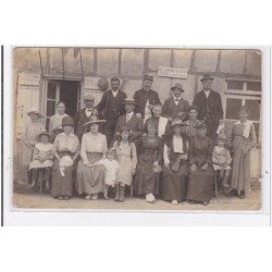 MERVANS : carte photo d'un groupe devant le restaurant MAZOYER - état (plis visibles au dos)