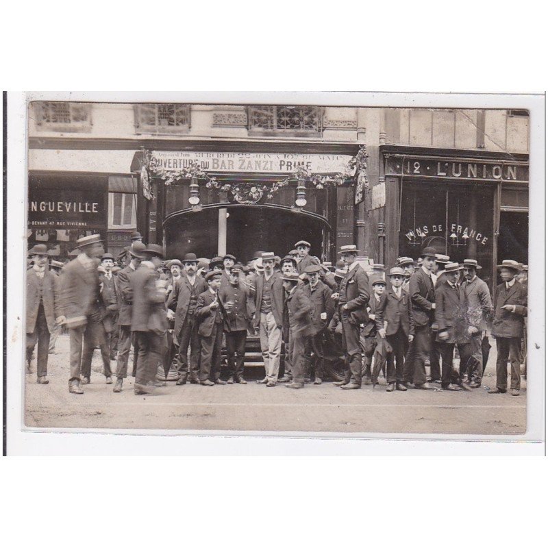 PARIS : carte photo du BAR-ZANZI - rue du Quatre-Septembre - état (un coin plié)