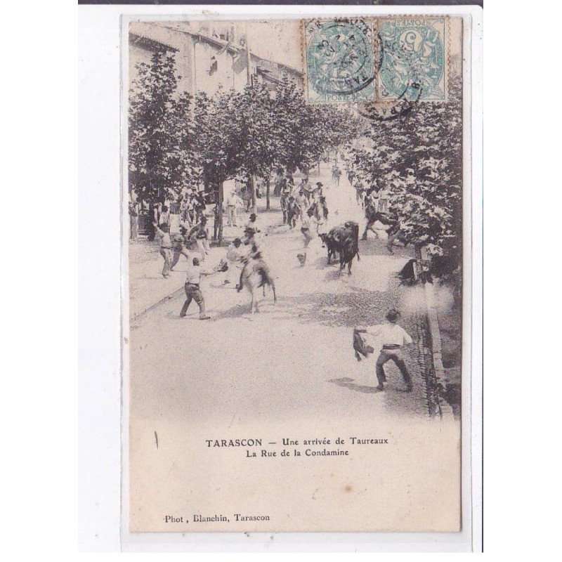 TARASCON: une arrivée de taureaux, la rue de la condamine - état