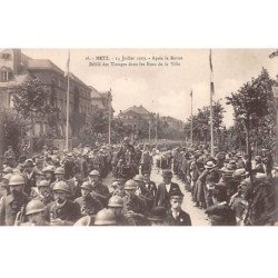 METZ - 14 Juillet 1919 - Après la Revue - Défilé des Troupes dans les Rues de la Ville - très bon état