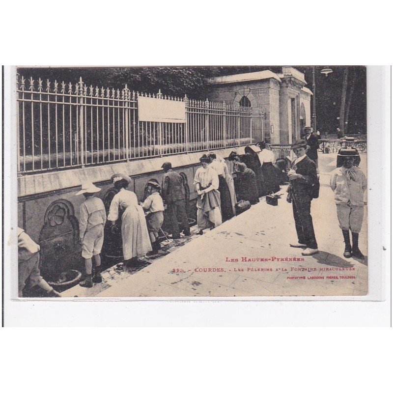 LOURDES : les pelerins a la fontaine miraculeuse - tres bon etat LOURDES : les pelerins a la fontaine miraculeuse - tres bon etat