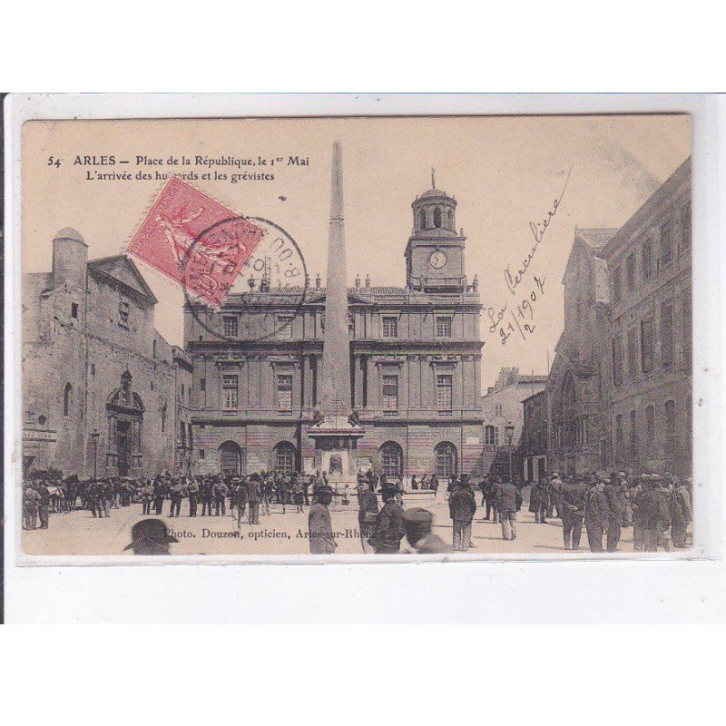 ARLES: place de la république le 1er mai, l'arrivée des huards et les grévistes - très bon état