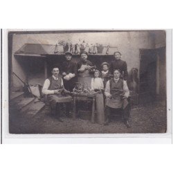 GUEMENE PENFAO : carte photo d'un atelier de cordonnerie vers 1910 (cordonnerie) - très bon état