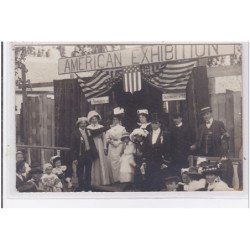 CONCARNEAU : Fête des Filets Bleus -carte photo d'un stand """"American Exhibition"""" vers 1910 (photo Charles)-très bo